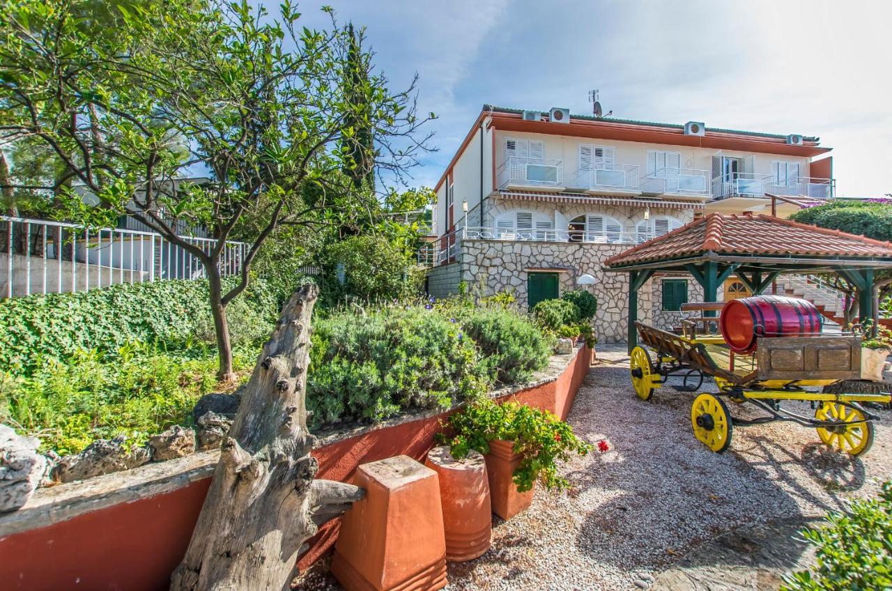 Apartment And Rooms Franka Zaboric Exterior photo
