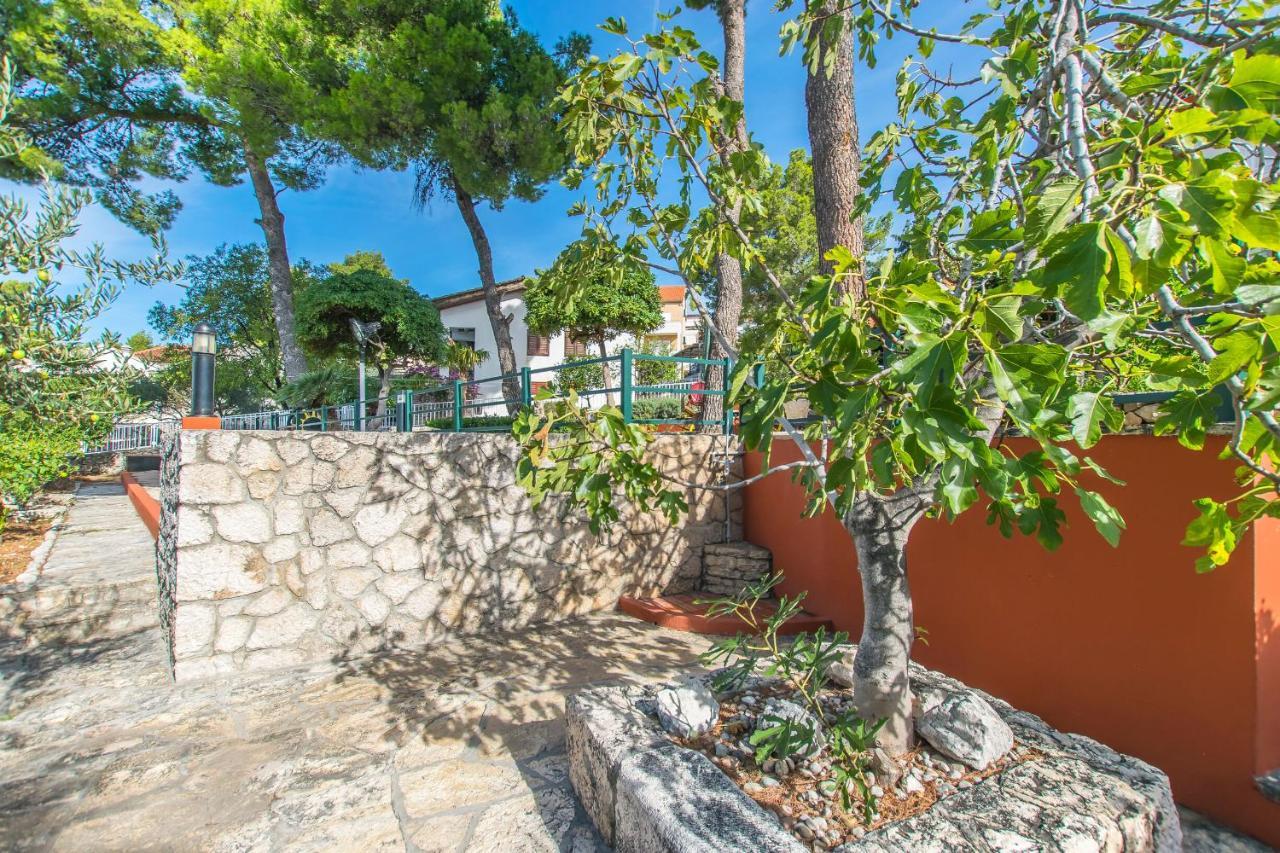 Apartment And Rooms Franka Zaboric Exterior photo